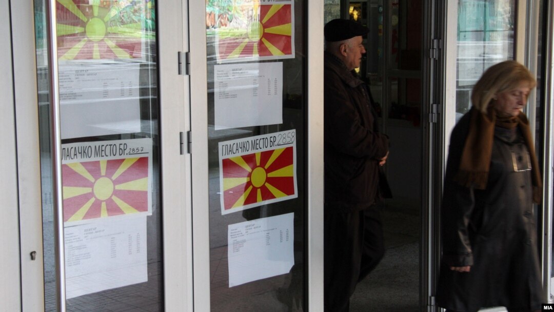 Луѓе гласаат на избирачко место во Скопје на предвремени парламентарни избори 2016. 