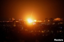 Вибух освітлює небо над Києвом під час російського ракетного та дронового удару. Київ, Україна, 19 липня 2026 року