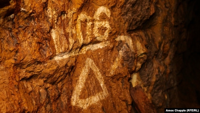 Знак, нарисуван върху стената на изоставена уранова мина в Рудните планини.