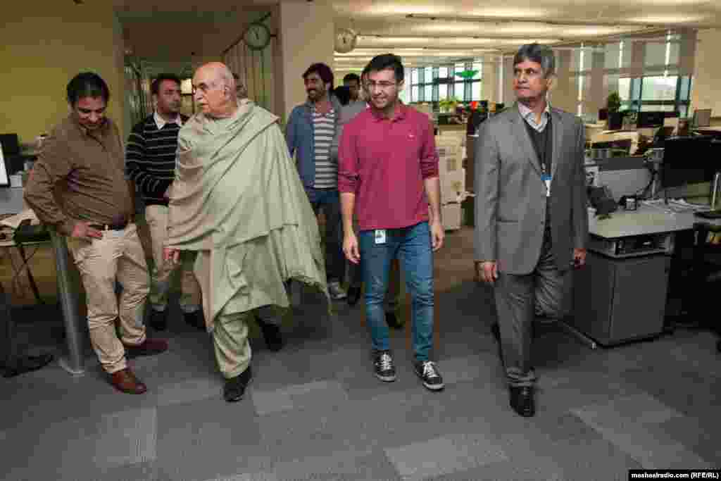 محمود خان اڅکزی د مشال راډيو له همکارانو سره 