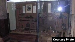 Из кубка-«шутихи» нельзя было выпить вино, не пролив его на себя, — такой кубок можно было поднести опоздавшему на пир гостю. [Фото — <a href="http://www.shm.ru/zal16_v2.html" target="_blank">Государственный Исторический музей</a>]