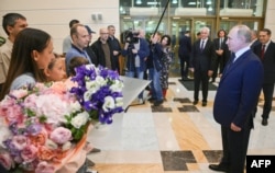 Kao dio velike razmjene zatvorenika 2024. godine, ruski par koji je godinama živio u Sloveniji pod lažnim identitetima poslan je kući u Rusiju, gdje ih je dočekao predsjednik Vladimir Putin.