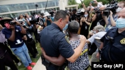 Șeful poliției din Houston, Art Acevedo , după ceremonia funerară pentru George Floyd, afroamericanul a cărui moarte a provocat valul de proteste antirasiale din Statele Unite, 8 iunie 2020. 