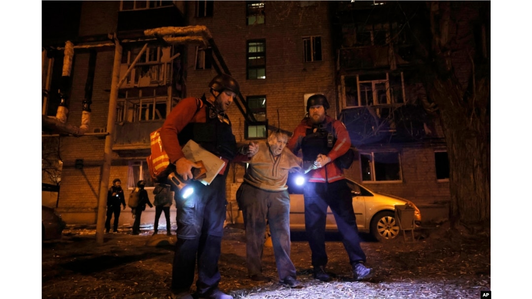 Salvatorii îi evacuează pe locuitorii din Harkov.