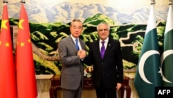 اسحق ډار او وانګ يي - انځور له ارشيفه 