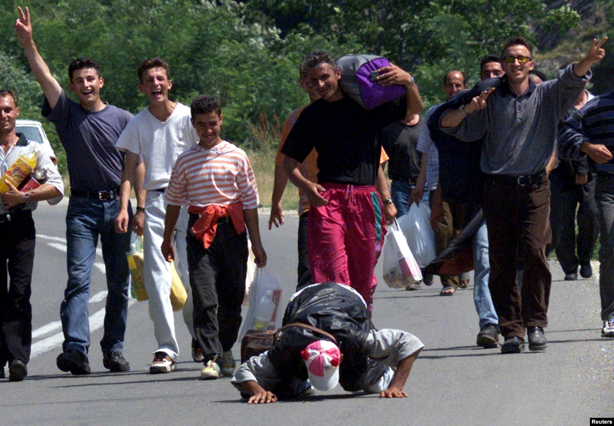 Refugjatë kosovarë duke kaluar kufirin në Kosovë, në qytetin e Hanit të Elezit, më 14 qershor 1999.