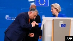Observatorii UE cred că odată cu plecarea lui Orban se va termina nu doar practica sărutului mâinii la summituri, ci și a blocării lor interminabile.
