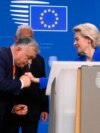 Прем'єр-міністр Угорщини Віктор Орбан цілує руку президентці Єврокомісії Урсулі фон дер Ляєн після спільної пресконференції. Брюссель, 20 грудня 2024 року