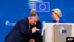 Orbán Viktor és Ursula von der Leyen, az Európai Bizottság elnöke az EU-csúcsot követő sajtótájékoztatón 2024. december 19-én Brüsszelben