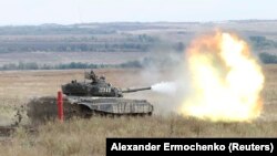 Архива: тенк управуван од странана на војник на самопрогласената Народна Република Луганск. 