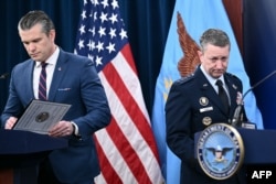Secretarul american al Apărării, Pete Hegseth, și șeful Statului Major Interarme, generalul Dan Caine.