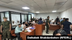 Яке аз мурофиаҳои додгоҳии Қамчибек Тошиев ва ҳамроҳонаш. Акс аз моҳи июни 2026