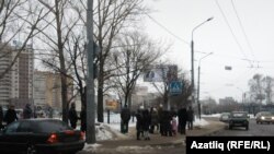 Казандагы сәүдә үзәкләренең берсе янындагы тукталыш. Яңа елга кадәр биредә такси машиналары төзелешеп баса иде, ел башында берсе дә юк.