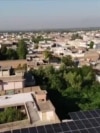 Naglo povećanje cijena električne energije u Pakistanu natjeralo je domaćinstva i poslovne subjekte, koji su već u finansijskim problemima, da traže olakšanje od rastućih troškova i nestanaka struje, oslanjajući se na jeftine kineske solarne panele.