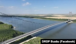 Podul peste Dunăre de la Brăila este suspendat, fără punct de sprijin în apă.