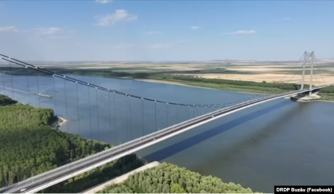 Podul peste Dunăre de la Brăila este suspendat, fără punct de sprijin în apă.