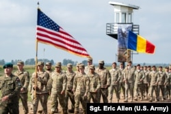 Американські солдати марширують разом із румунськими солдатами під час Дня тренувального полігону Бемово-Піске в Польщі, 12 вересня 2025 року