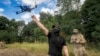 Ukrajinski vojnik 57. motorizirane brigade upravlja FPV dronom na ratištu u regiji Harkiv u Ukrajini, avgust 2025.
