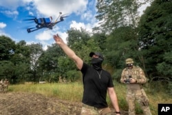 Українські вояки з 57-ої піхотної бригади запускають дрон на лінії фронту в Харківській області. Серпень 2025 року