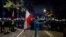 Мужчина с государственным флагом Польши перед полицейским оцеплением. Варшава, 31 октября 2026 года