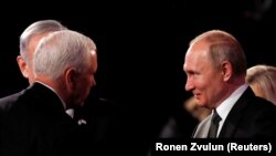 Президент России Владимир Путин (справа) и вице-президент США Майк Пенс. Иерусалим, 23 января 2020 года.