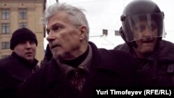 Эдуарда Лимонова задерживают в ходе акции Стратегии-31 31 марта