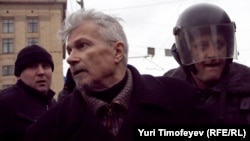 Эдуард Лимонов во время задержания