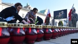 В Варшаве зажигают свечи в память о погибших в авиакатастрофе под Смоленском