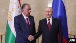Президент Таджикистана Эмомали Рахмон со своим российским коллегой Владимиром Путиным. Бишкек, 1 сентября 2026 года