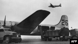 Qershor, 1948 - Aeroplanët duke u furnizuar për misionin e Berlinit
