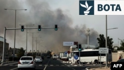 Shoferët kalojnë pranë një reje tymi që ngrihet nga një sulm iranian i raportuar në zonën industriale të Dohas, Katar, më 1 mars.