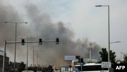 Vozači prolaze pored oblaka dima koji se diže nakon navodnog iranskog napada u industrijskoj četvrti Dohe, Katar, 1. marta.