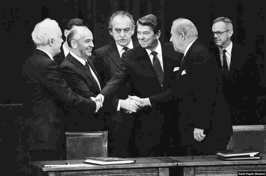 Summitul de la Geneva din 1985, în perioada Războiului Rece. Prima întâlnire dintre președintele SUA, Ronald Reagan, și secretarul general sovietic Mihail Gorbaciov. Cei doi lideri au purtat discuții despre relațiile diplomatice internaționale și cursa înarmărilor.
