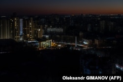 Одеса у пітьмі після масованої атаки ракетами й безпілотниками. 13 грудня 2025 року