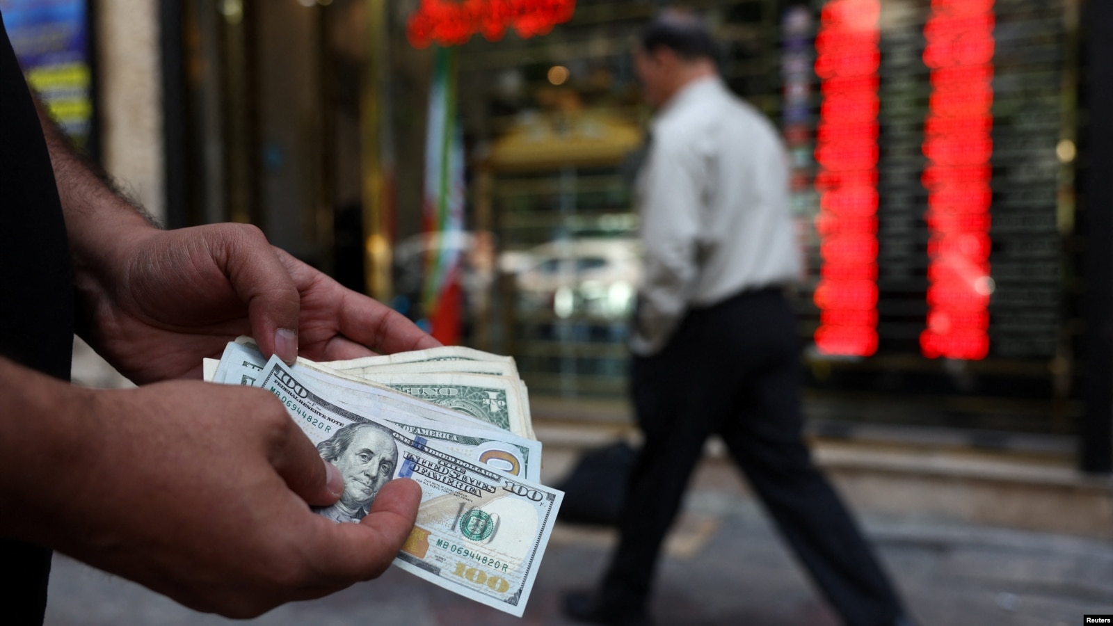 نرخ دلار در بازار آزاد ایران با ثبت رکوردی تازه از ۲۱۰ هزار تومان عبور کرد