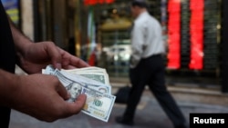 Hazırda açıq bazarda ABŞ dollarının məzənnəsi 1.9 milyon rialdır.