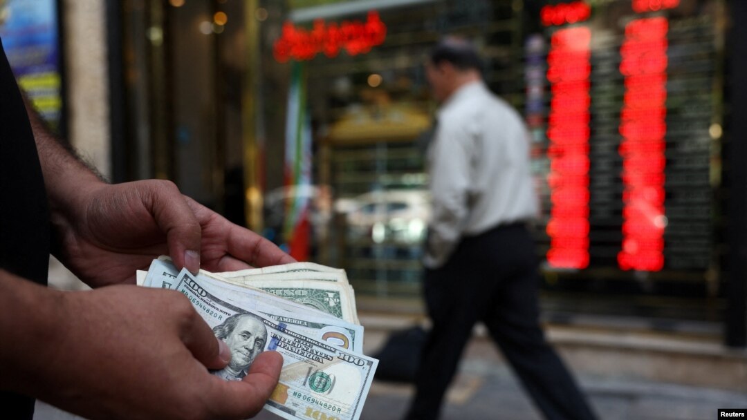 Iran's Currency Plunges As Washington Readies 'Economic D-Day' - Radio Free Europe/Radio Liberty