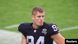 A Las Vegas Raiders védője, Carl Nassib a Tampa Bay Buccaneers elleni meccs után az Allegiant Stadionban 2020. október 25-én