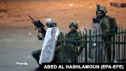 سربازان اسرائیلی در جریان مقابله با معترضان فلسطینی در شهر الخلیل کرانه باختری 