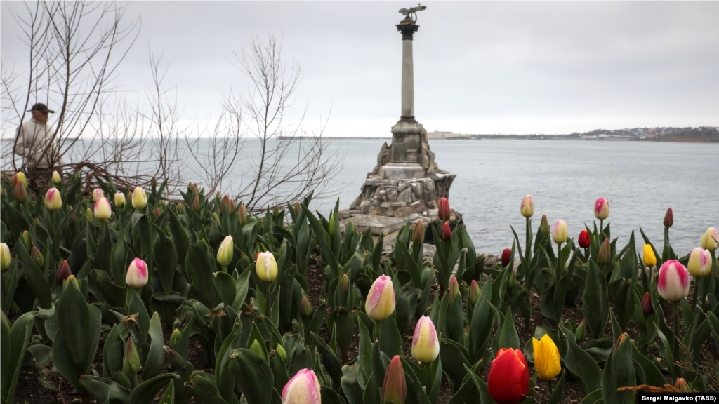 Тюльпаны на набережной и памятник затопленным кораблям, Севастополь