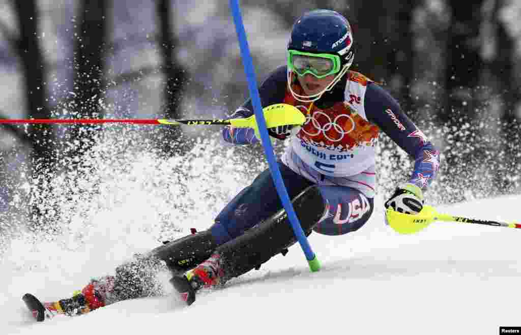 Gold-medal winner Mikaela Shiffrin of the United States clears a gate during the women&#39;s alpine-skiing slalom. (Reuters/Mike Segar)