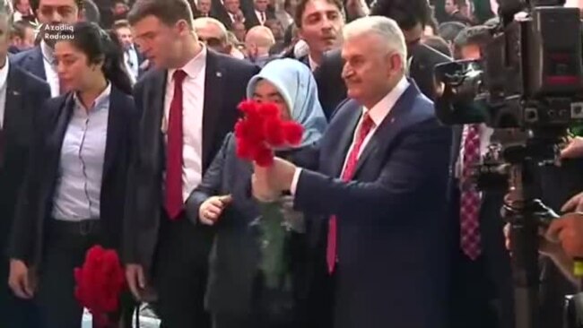 Türkiyədəki hakim partiyanın yeni lideri Binali Yıldırım şıxış edəndə səsi batdı