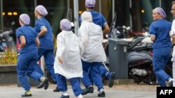 Медичний персонал залишає лікарню Erasmus, яка була оточена через повідомлення про стрілянину в Роттердамі, 28 вересня 2023 року.