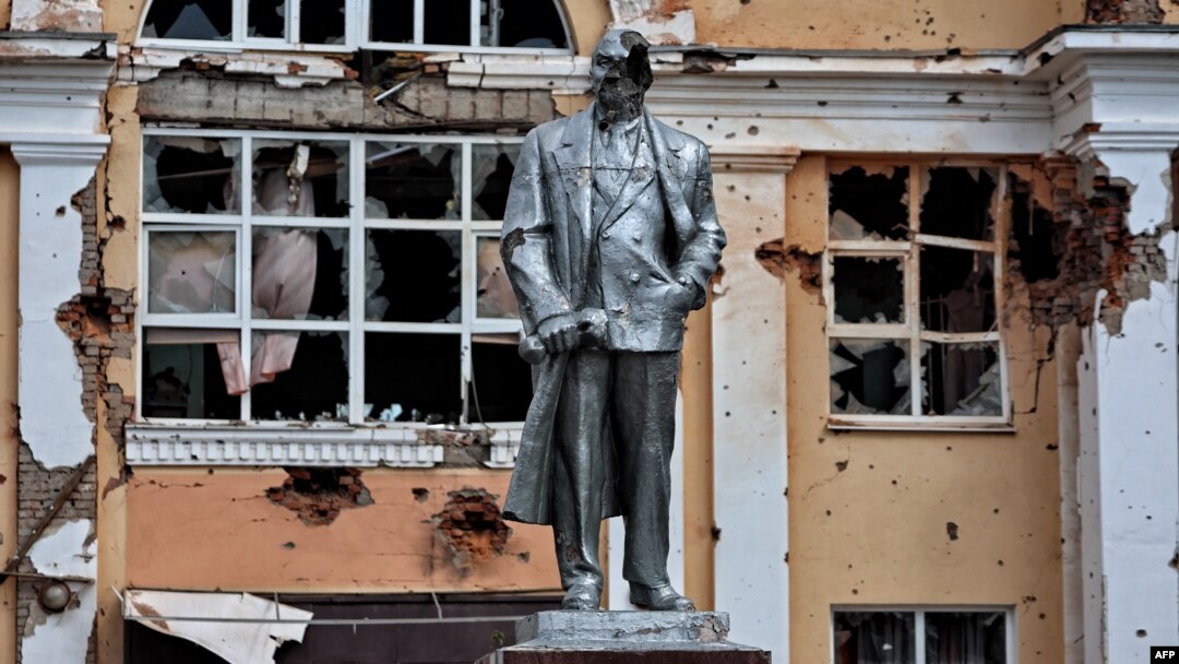 O statuie a lui Vladimir Ilici Lenin, fondatorul Uniunii Sovietice, deteriorată în timpul luptelor din orașul Sudja, controlat de Ucraina, din regiunea Kursk din Rusia, fotografiată pe 16 august 2024.