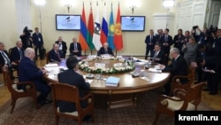 Жоғары Еуразия экономика кеңесі отырысына қатысушылар. Ресей, Санкт-Петербург, 21 желтоқсан, 2025 жыл.