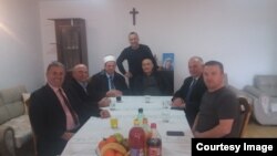 Hoxha Sadri Zekaj gjatë vizitës në një familje katoline për darkën e Krishlindjes 