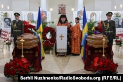 У домовинах останки полковника Армії УНР Андрія Мельника та його дружини Софії Седак-Мельник: літургія за упокій. Київ, 23 травня 2026 року
