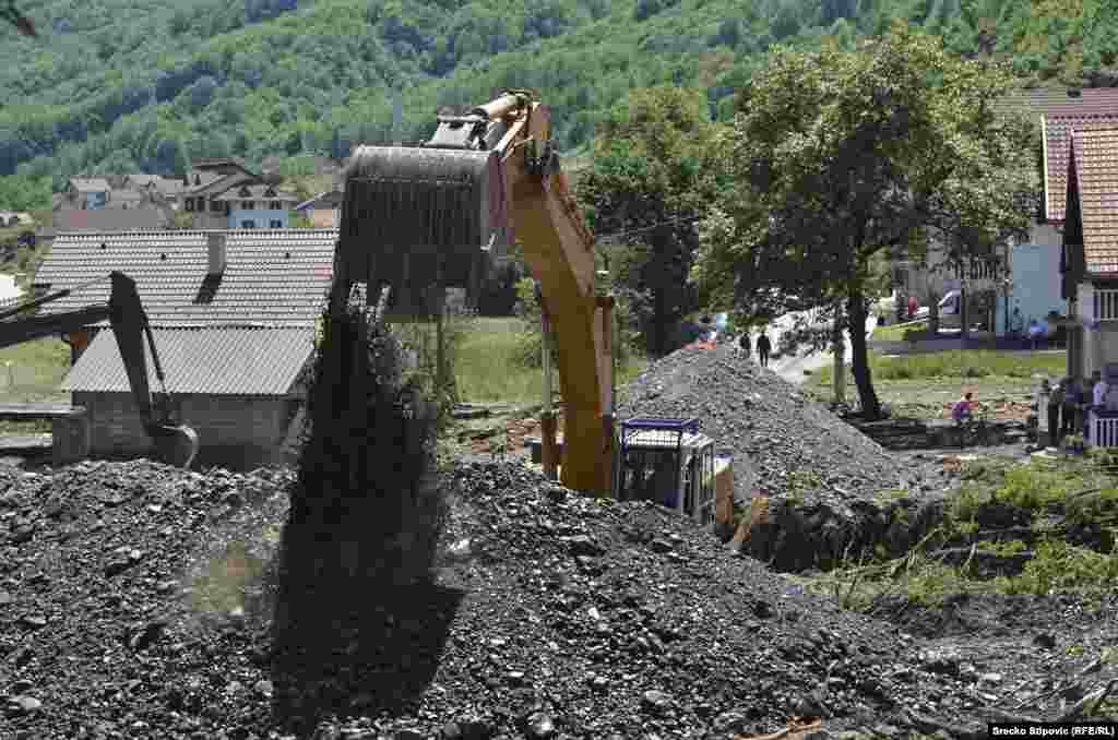 Oružane snage BiH produbljuju korito rijeke Željeznice i nastavljaju probijanje do porušenih kuća