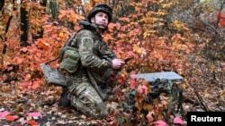 Ілюстраційне фото. Український артилерист встановлює систему супутникового інтернету Starlink поблизу лінії фронту на Донеччині, 16 жовтня 2026 року