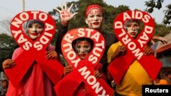 د هند په کلکته کې فعالان د اېچ ای وي او اېډز نړیوالې ورځې په مناسبت د اګهۍ کیمپېن پر مهال - انځور له ارشیفه. 